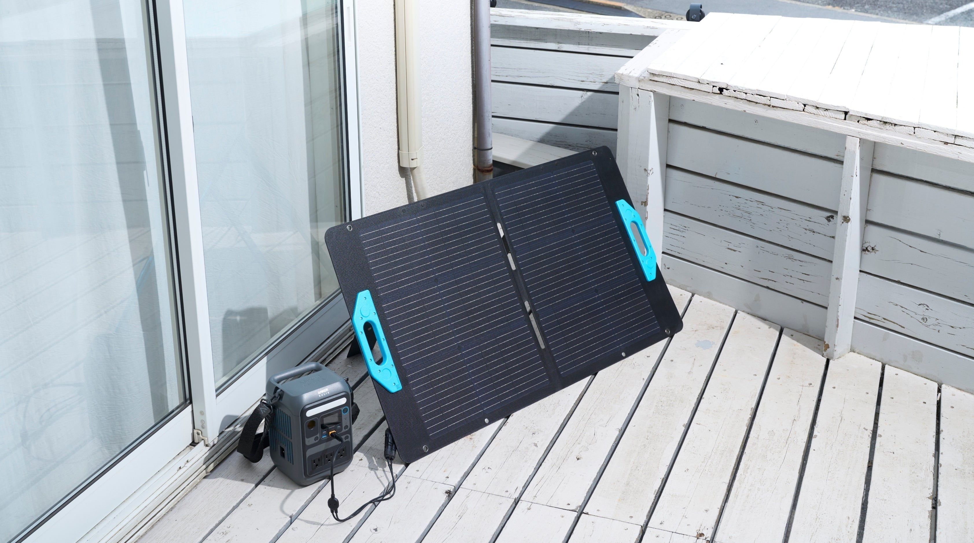 ポータブル電源とソーラーパネルの最強セットで災害に備えよう | Anker