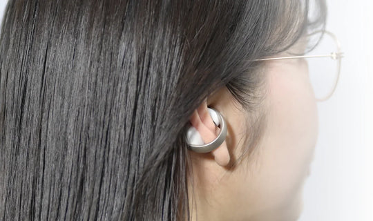イヤーカフ型イヤホンは落ちやすい？痛さや装着感をSoundcore AeroClipで試してみた