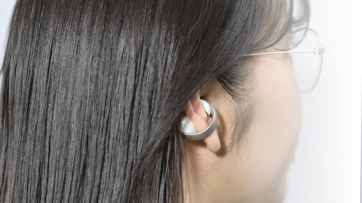 イヤーカフ型イヤホンは落ちやすい？痛さや装着感をSoundcore AeroClip