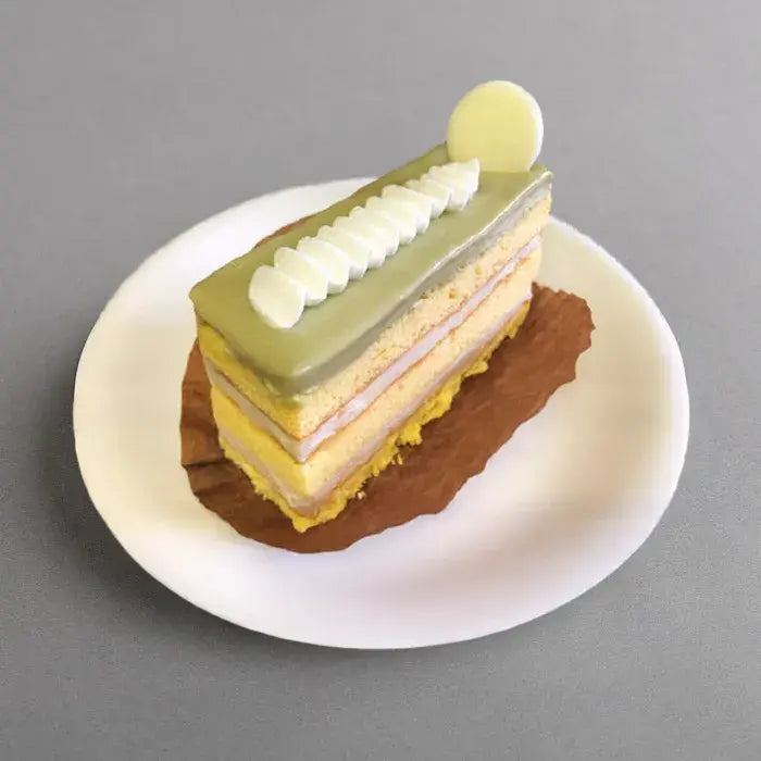 【イートイン】ピスタチオとヘーゼルナッツのケーキ