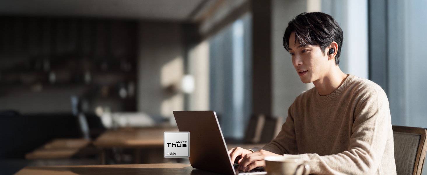 ノートPCの前でAnker Liberty Buds 2を使って通話する男性