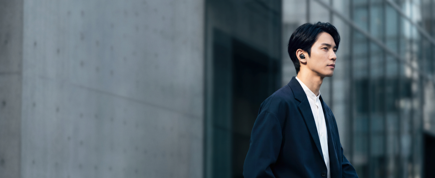 Anker Liberty Buds 2を着けて街を歩く男性
