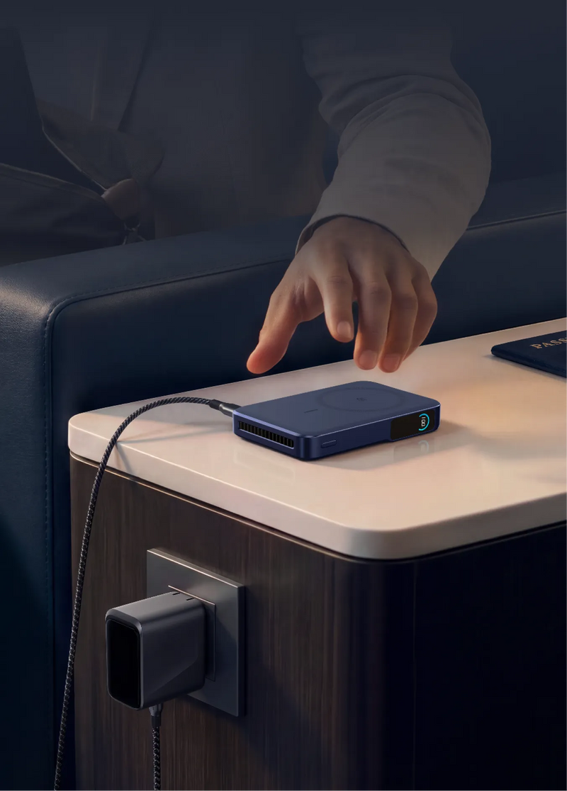 ソファ横のテーブルでケーブル充電する Anker MagGo Power Bank 2 Pro