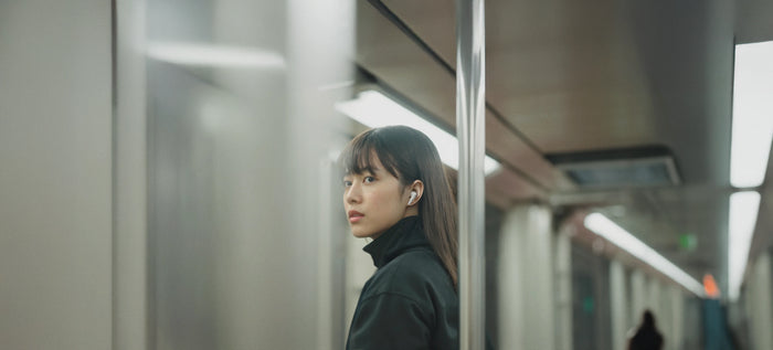街中でイヤホンを装着する女性